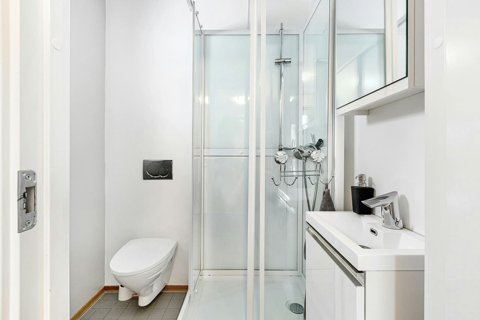 Small bathroom before AI redesign