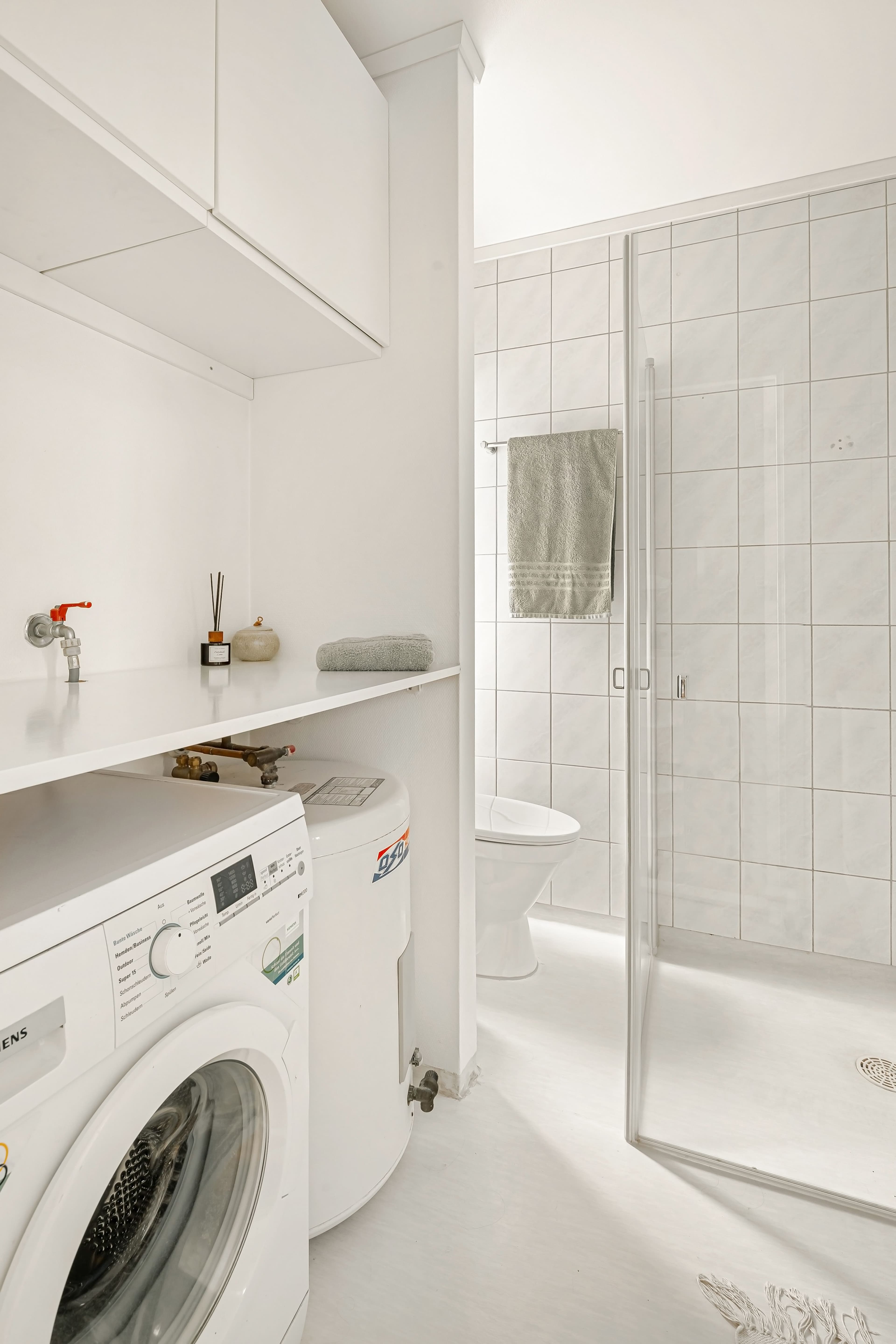 Small laundry bathroom before AI bathroom redesign